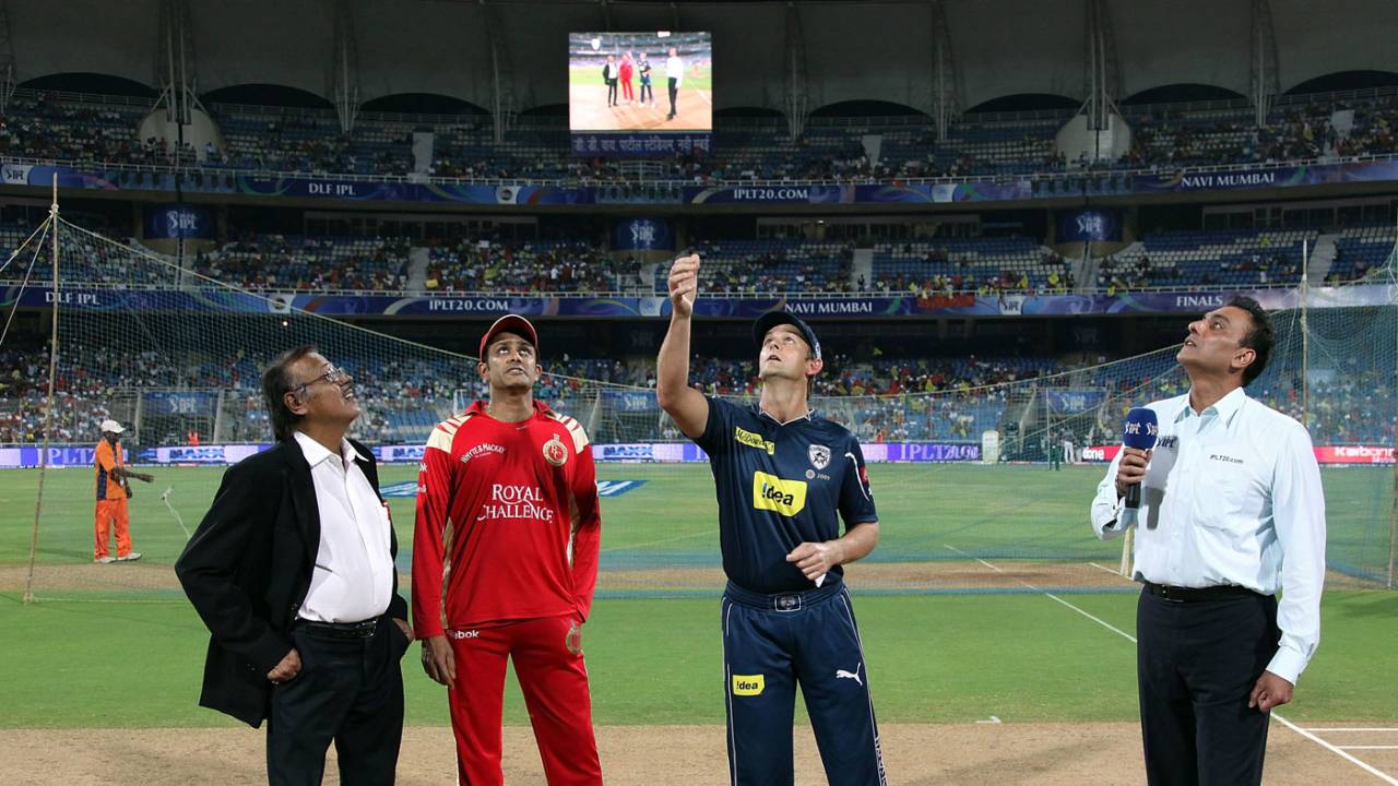 Adam Gilchrist and Anil Kumble at the toss with Ravi Shastri and Srinivas Venkataraghavan