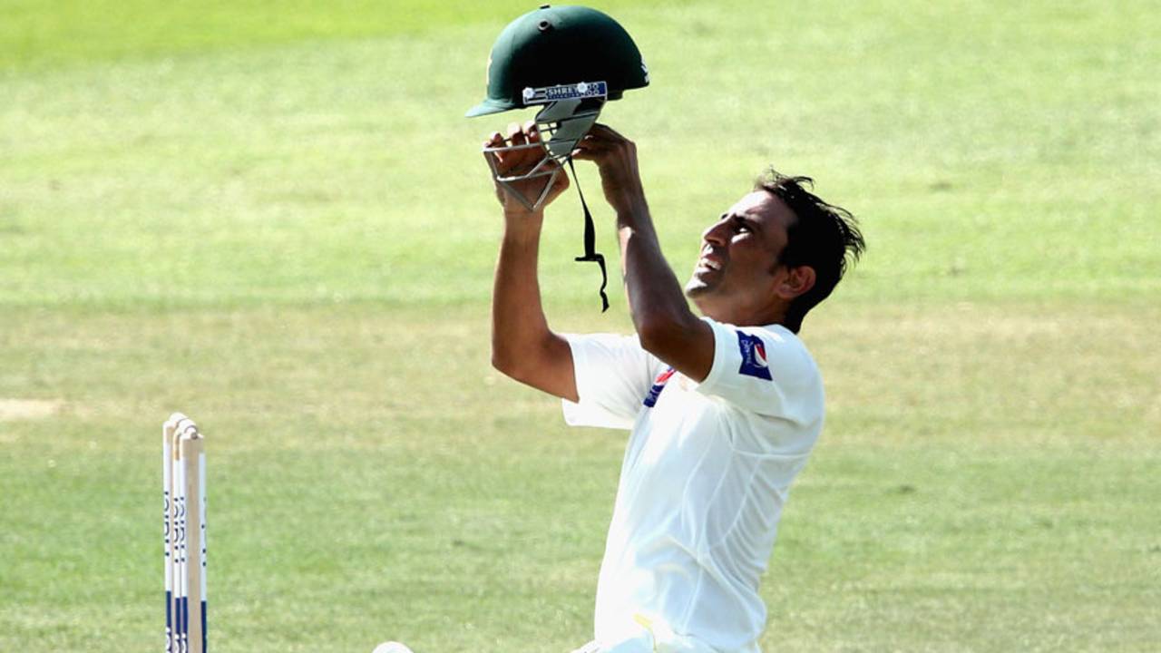 Younis Khan changes his helmet during a break, Pakistan v Australia, 2nd Test, Abu Dhabi, 1st day, October 30, 2014