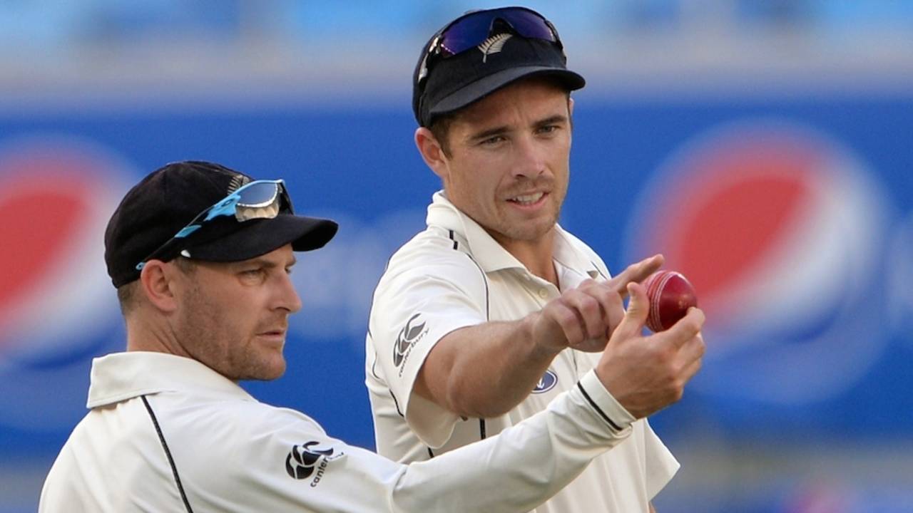 Brendon McCullum and Tim Southee check the condition of the ball, Pakistan v New Zealand, 2nd Test, Dubai, 2nd day, November 18, 2014