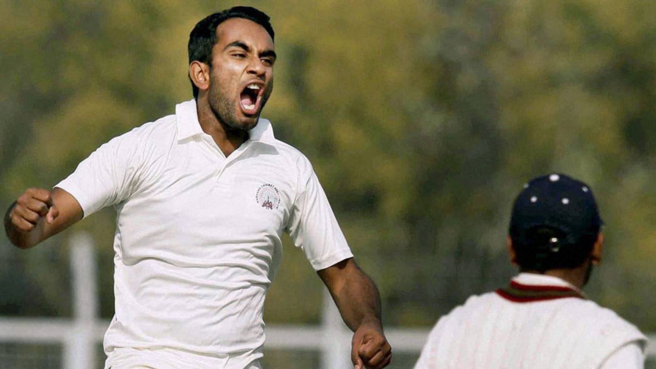 काउंटी क्रिकेट में पहली बार जयंत ने एक पारी में पांच विकेट लिया है&nbsp;&nbsp;&bull;&nbsp;&nbsp;PTI 