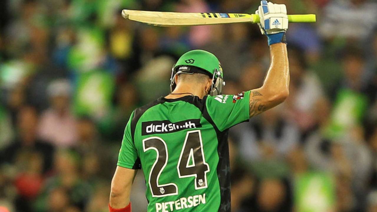 Kevin Pietersen raises his bat after reaching fifty, Melbourne Stars v Sydney Sixers, Big Bash League 2014-15, Melbourne, January 5, 2015