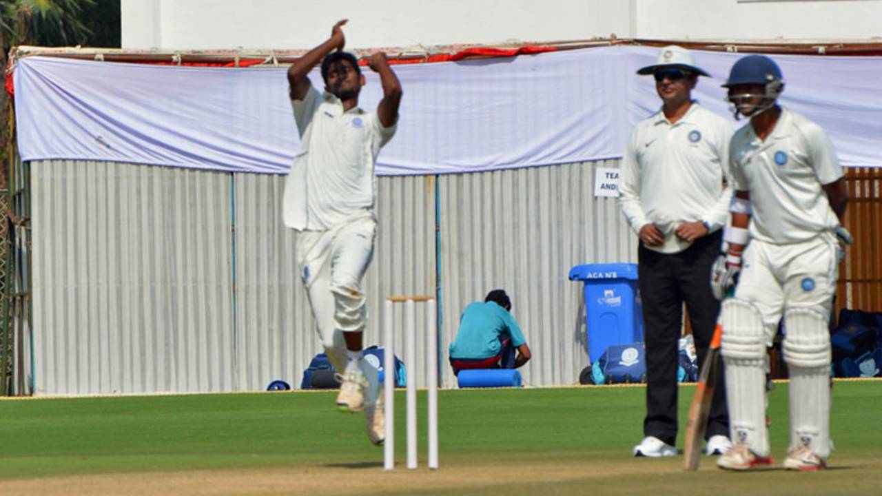 Cheepurapalli Stephen took three wickets on the opening day, Andhra v Jharkhand, Ranji Trophy 2014-15, Group C, 1st day, Vizianagram, January 5, 2015