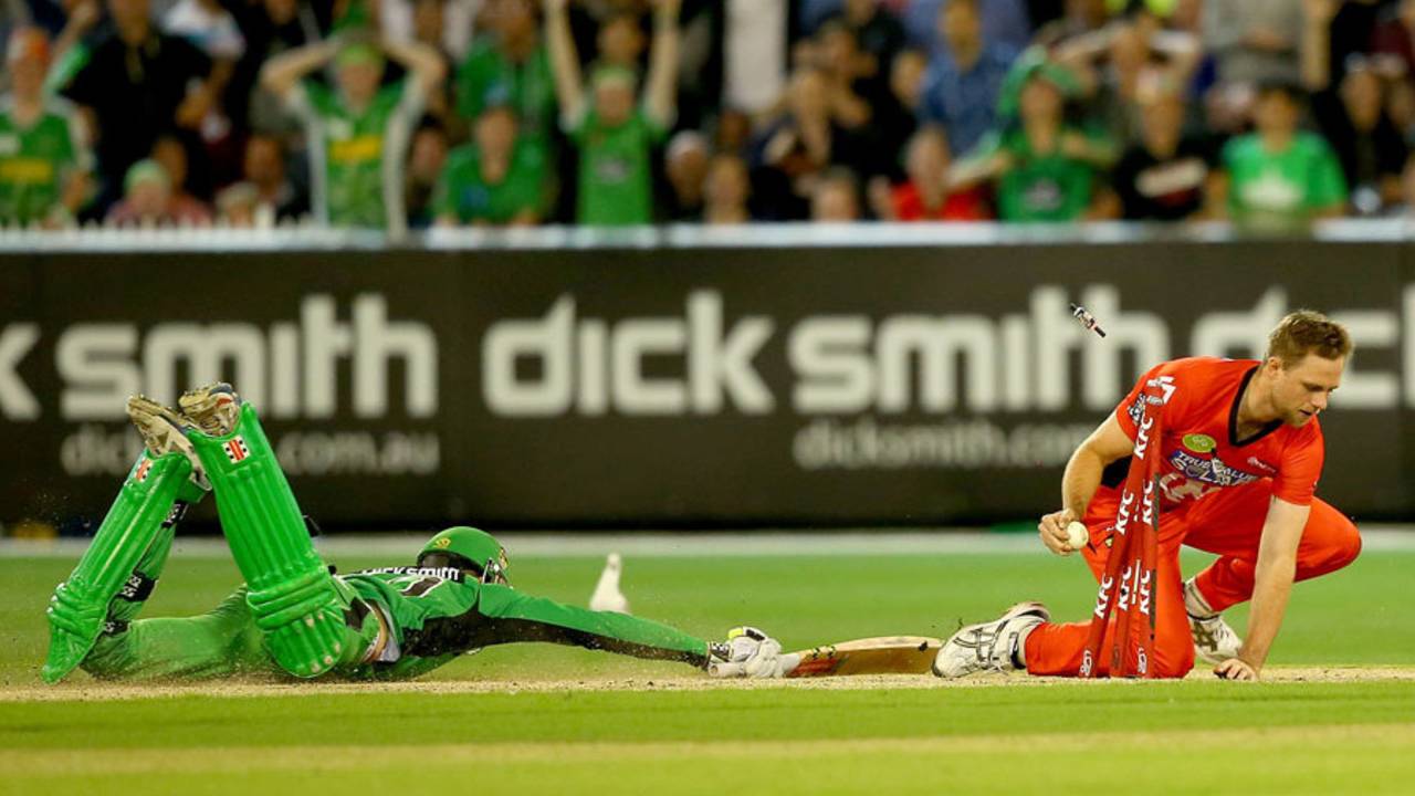 Alex Keath was one of two batsmen who were run out in the final over, Melbourne Stars v Melbourne Renegades, Big Bash League 2014-15, Melbourne, January 10, 2015