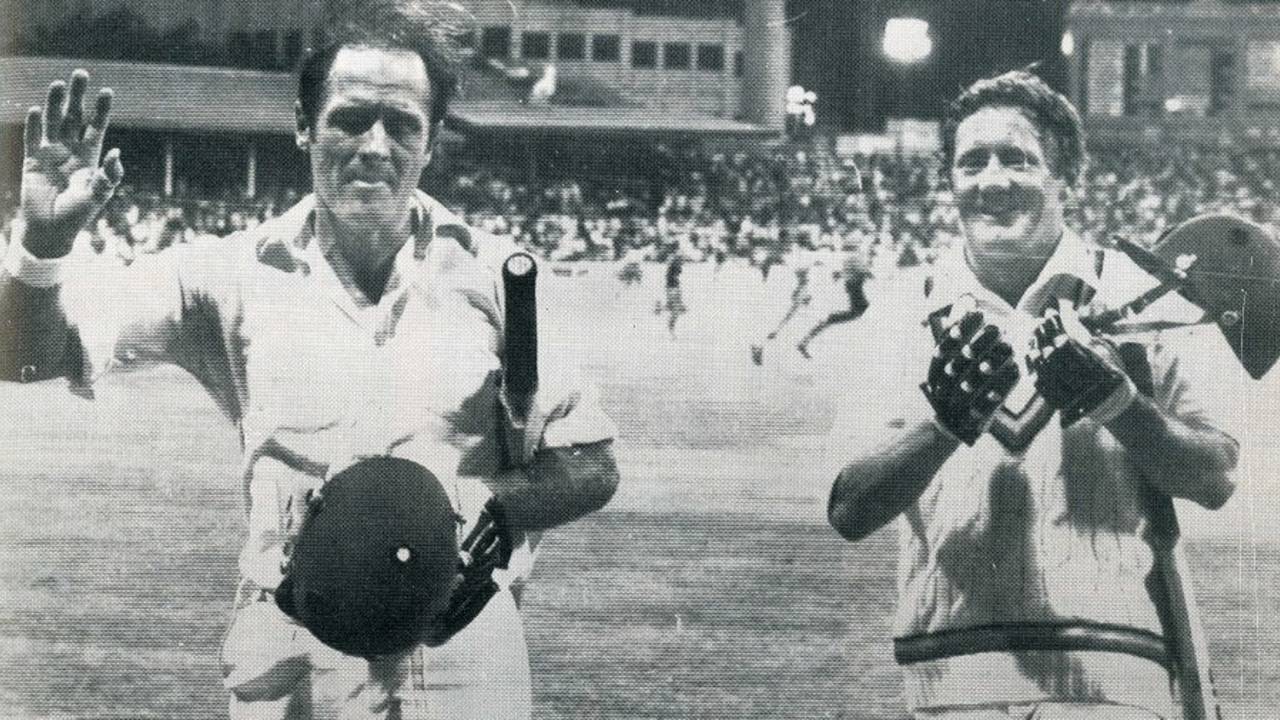 Geoff Boycott takes the applause after his match-winning 86* alongside David Bairstow, Australia v England, Sydney, December 26, 1979