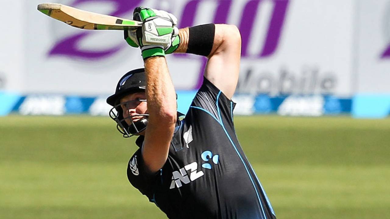 Martin Guptill times one straight and high, New Zealand v Sri Lanka, 4th ODI, Nelson, January 20, 2015