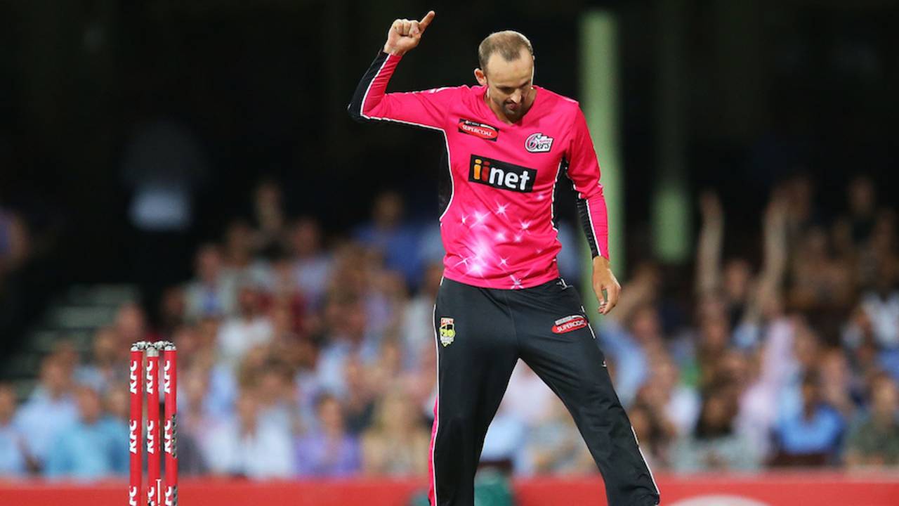 Nathan Lyon bowled a frugal spell of 4-0-19-3, Sydney Sixers v Sydney Thunder, Big Bash League 2014-15, Sydney, January 22, 2015