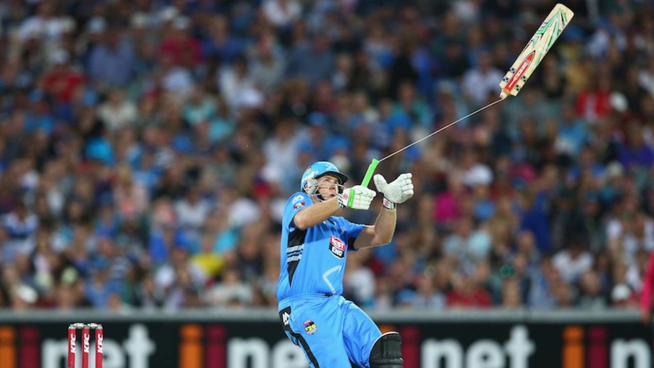 Breaking Bat: Craig Simmons gets an unusual sight of a broken bat, Adelaide Strikers v Sydney Sixers, BBL 2014-15, semi-final, Adelaide, January 24, 2015
