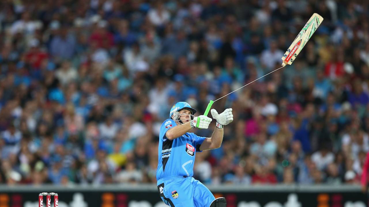 Breaking Bat: Craig Simmons gets an unusual sight of a broken bat, Adelaide Strikers v Sydney Sixers, BBL 2014-15, semi-final, Adelaide, January 24, 2015