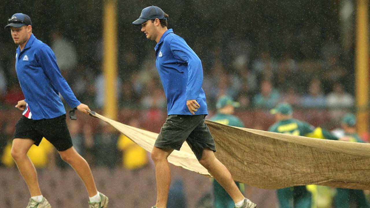The covers come on at rainy SCG, Australia v India, Carlton Mid Tri-Series, Sydney, January 26, 2015
