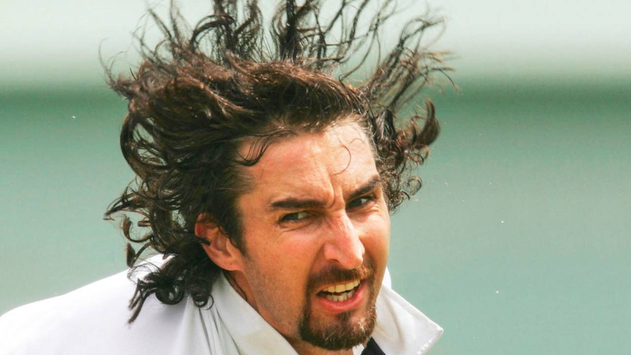Jason Gillespie bowls during training, Sydney, December 7, 2004