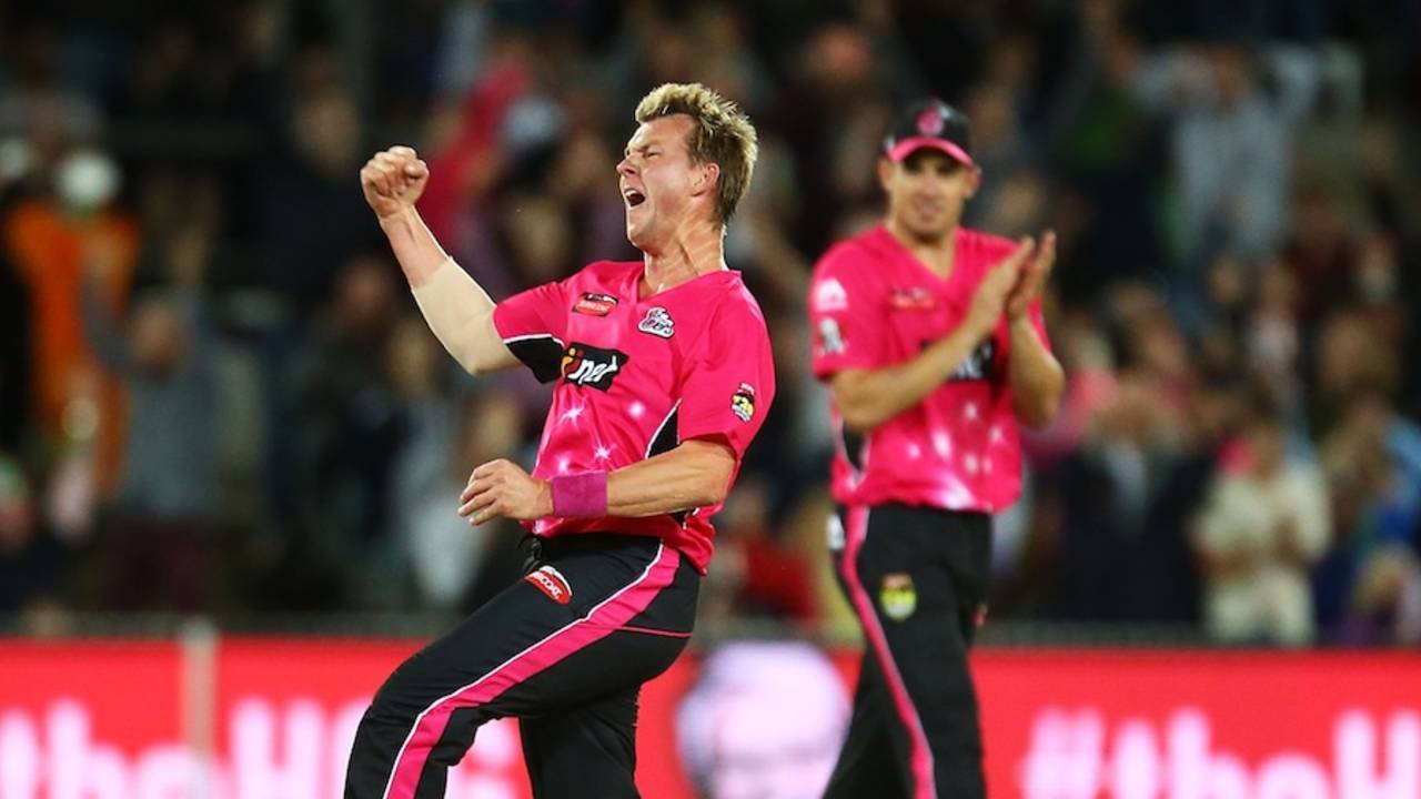 Brett Lee was on a hat-trick in his final over in T20 cricket, Perth Scorchers v Sydney Sixers, Big Bash League 2014-15, final, Canberra, January 28, 2015