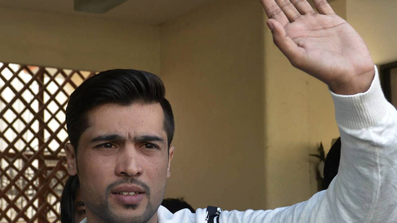 Mohammad Amir waves to supporters outside his Lahore residence, January 29, 2015
