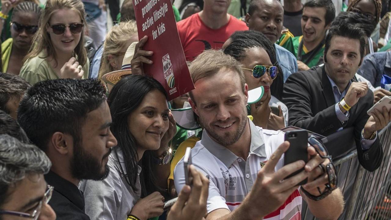 AB de Villiers takes a selfie with the fans before South Africa depart for the World Cup, Johannesburg, February 4, 2015