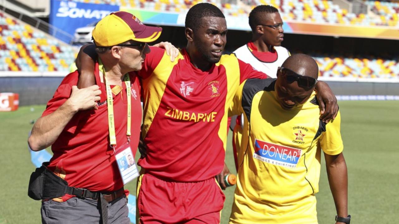Elton Chigumbura is escorted off the field after he injured himself, Pakistan v Zimbabwe, World Cup 2015, Group B, Brisbane, March 1, 2015