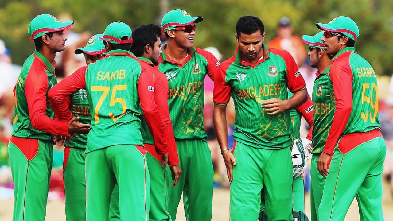 Mashrafe Mortaza is congratulated on the wicket of Calum MacLeod, Bangladesh v Scotland, World Cup 2015, Group A, Nelson, March 5, 2015
