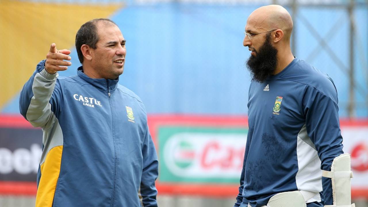 Russell Domingo has a chat with Hashim Amla at training, Pakistan v South Africa, World Cup 2015, Group B, Auckland, March 6, 2015