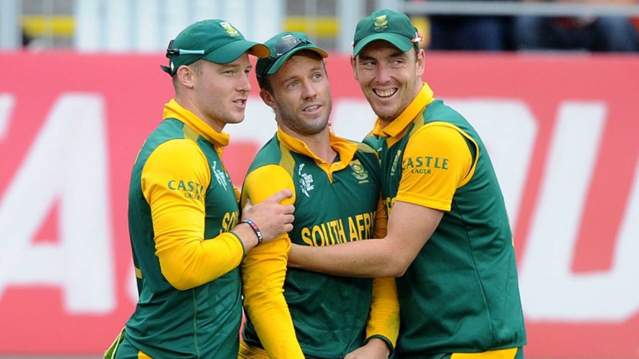 AB de Villiers is flanked by David Miller and Kyle Abbott after taking a catch, Pakistan v South Africa, World Cup 2015, Group B, Auckland, March 7, 2015