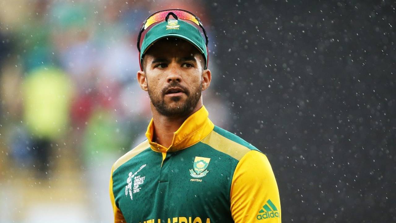 JP Duminy leaves the field as rain interrupts play, Pakistan v South Africa, World Cup 2015, Group B, Auckland, March 7, 2015