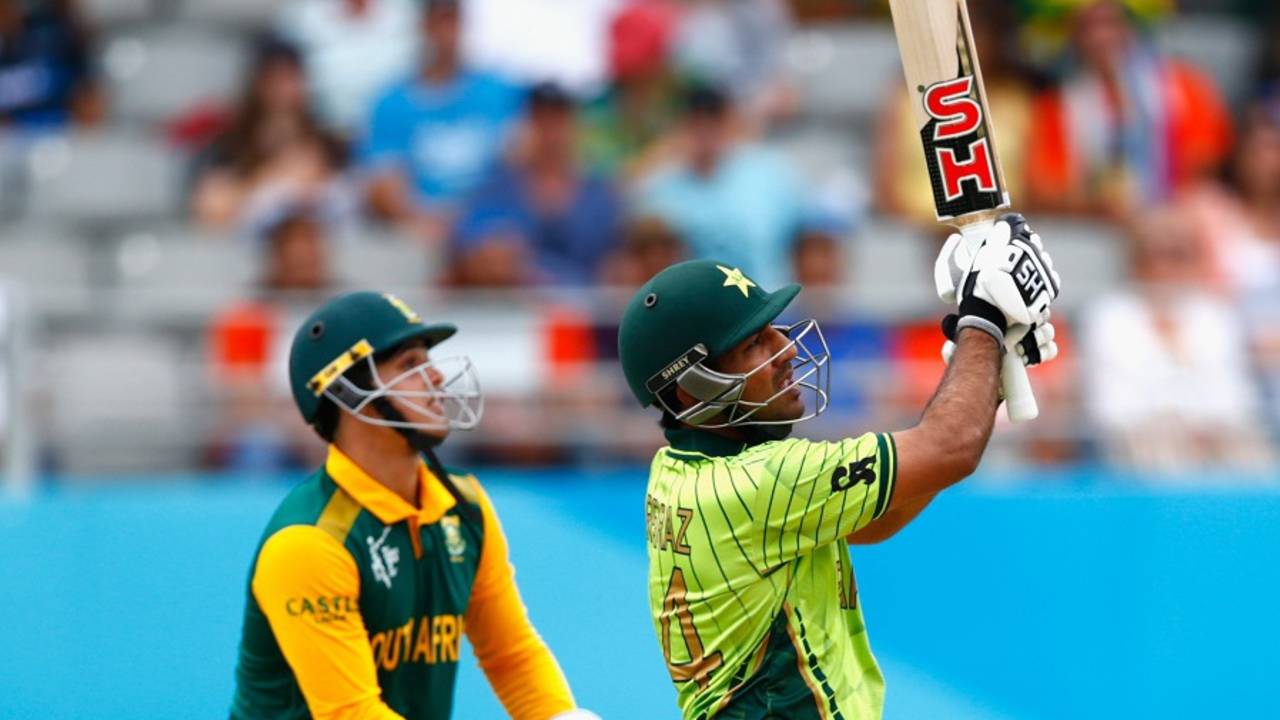 Sarfraz Ahmed muscles a pull, Pakistan v South Africa, World Cup 2015, Group B, Auckland, March 7, 2015