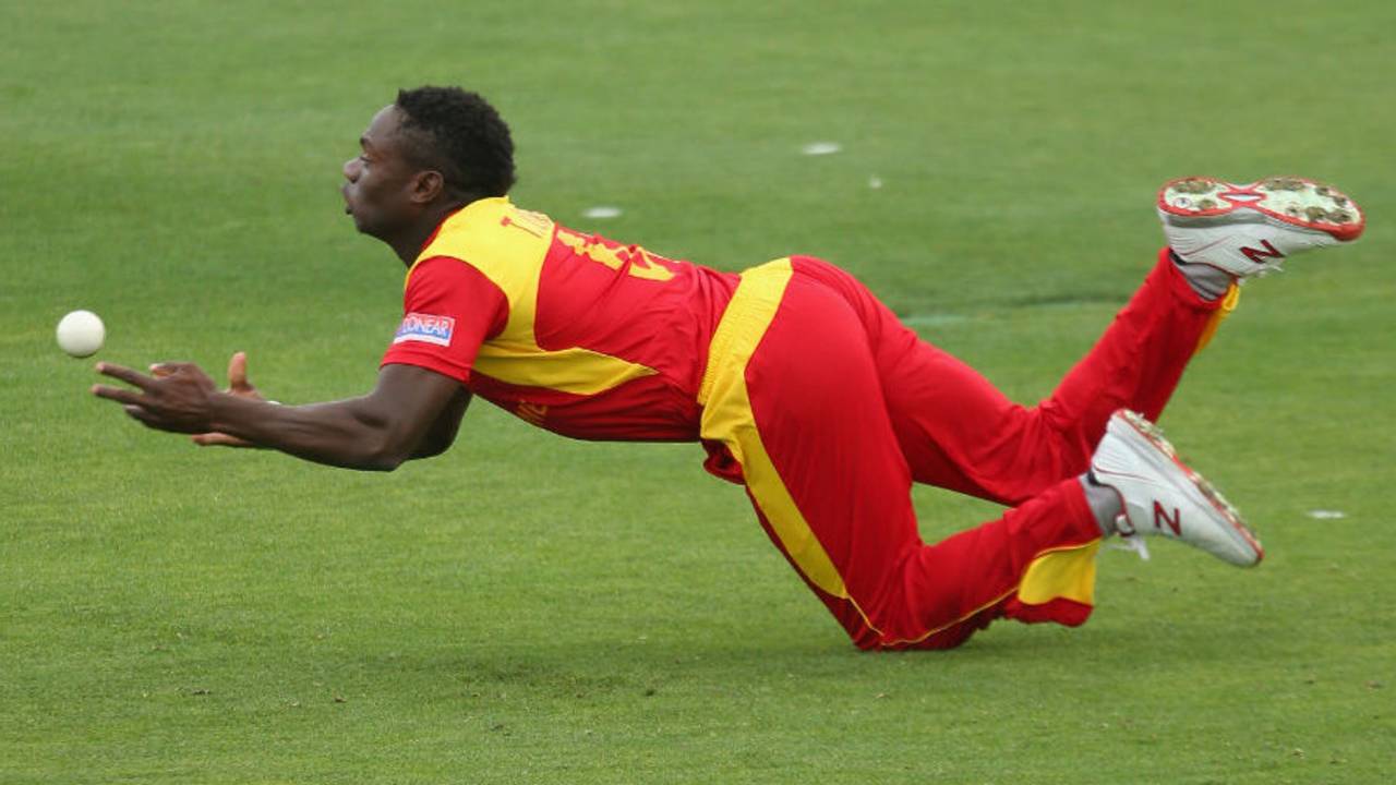 Tawanda Mupariwa fails to hold on to a catch off his own bowling, Ireland v Zimbabwe, World Cup 2015, Group B, Hobart, March 7, 2015