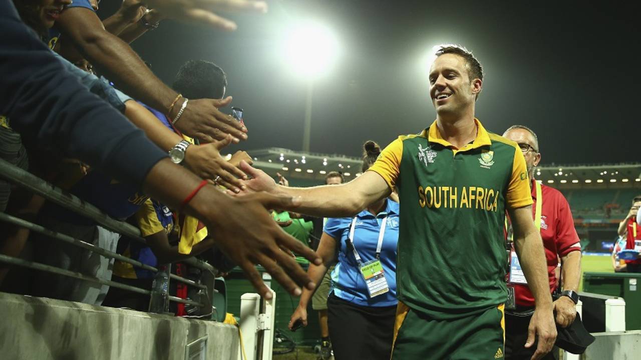 AB de Villiers is a crowd-pleaser even without bat in hand, South Africa v Sri Lanka, World Cup 2015, 1st quarter-final, Sydney, March 18, 2015

