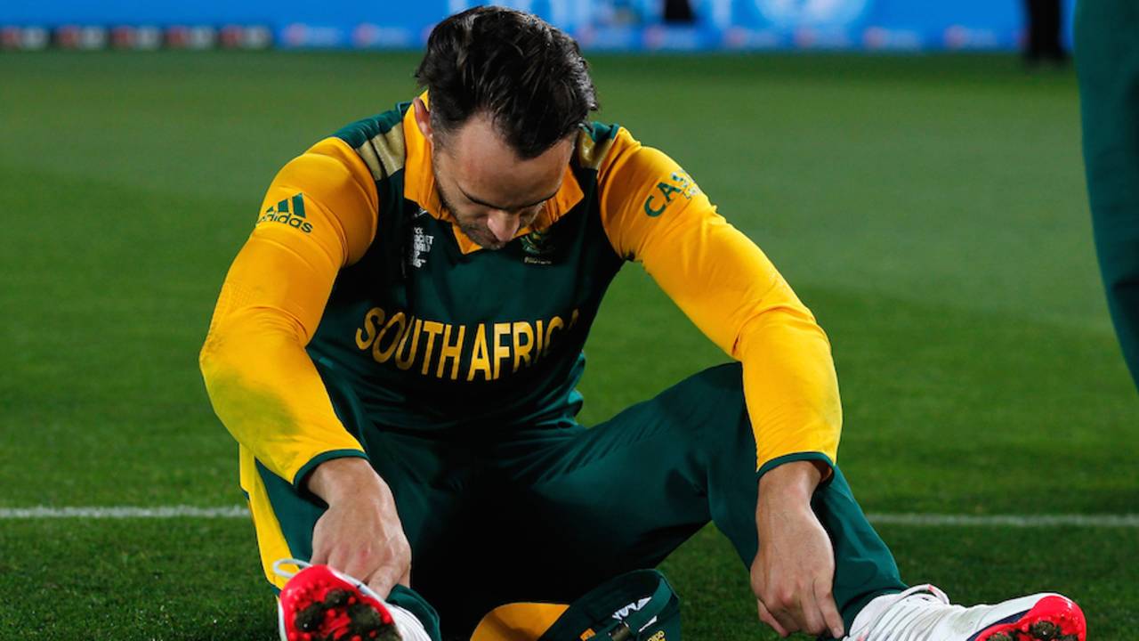 A despondent Faf du Plessis after South Africa's loss, New Zealand v South Africa, World Cup 2015, 1st semi-final, Auckland, March 24, 2015