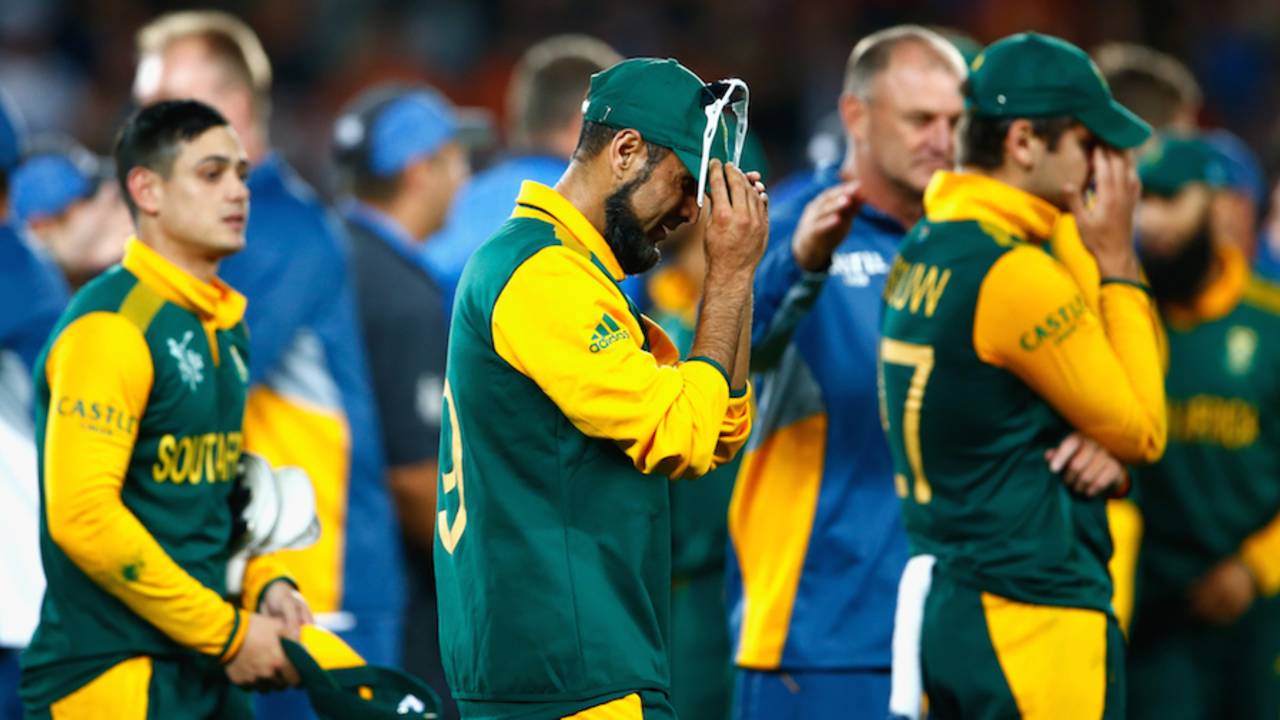 The South African team walks back in low spirits, New Zealand v South Africa, World Cup 2015, 1st Semi-Final, Auckland, March 24, 2015