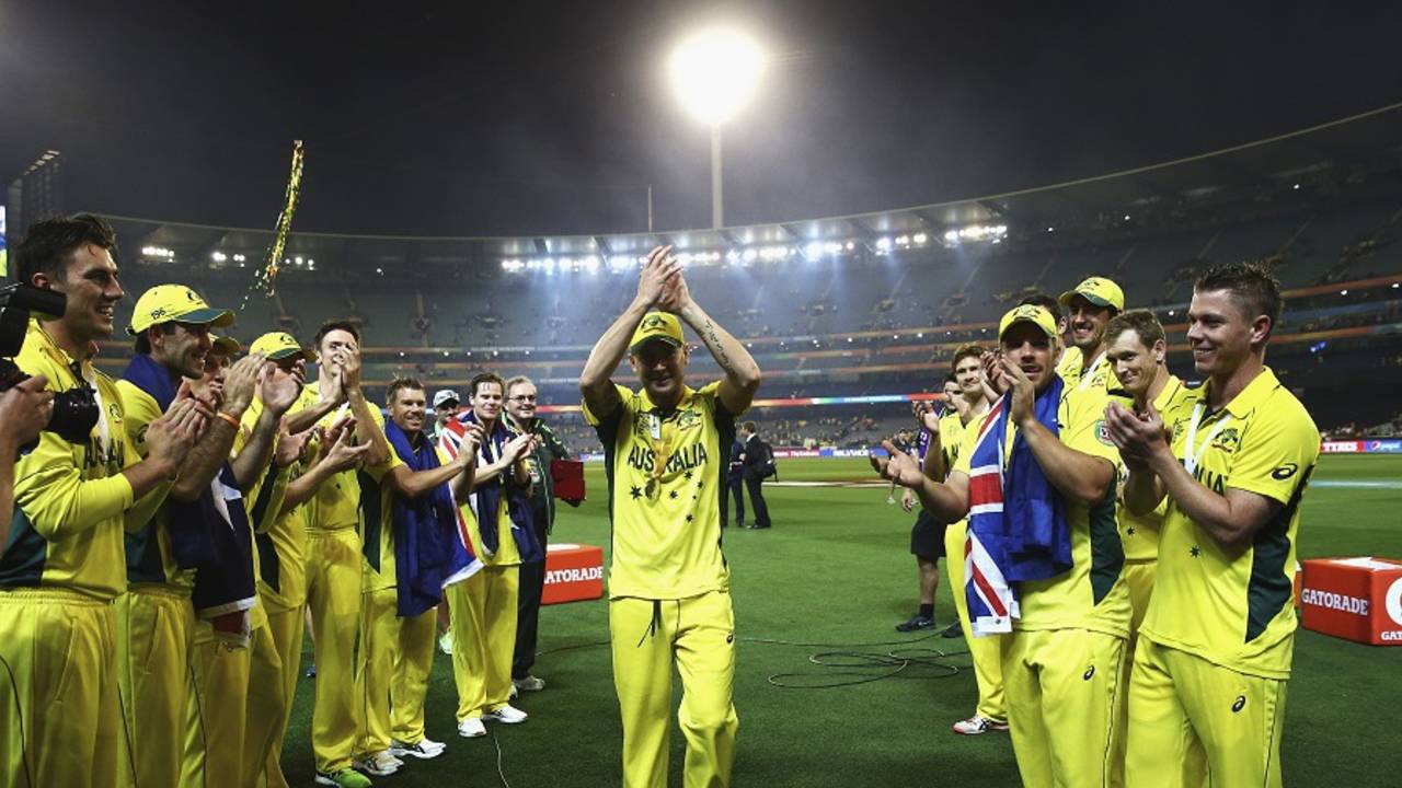 Australia's players give Michael Clarke a guard of honour, Australia v New Zealand, World Cup 2015, final, Melbourne, March 29, 2015 