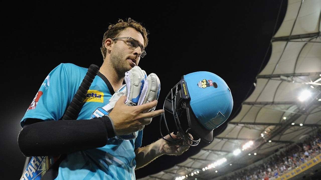 Daniel Vettori strides off at the end of the innings, Brisbane Heat v Adelaide Strikers, Big Bash League 2014-15, Brisbane, January 4, 2015 