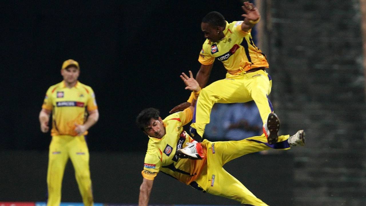 Dwayne Bravo and Mohit Sharma got into a collision, Mumbai Indians v Chennai Super Kings, IPL 2015, Mumbai, April 17, 2015