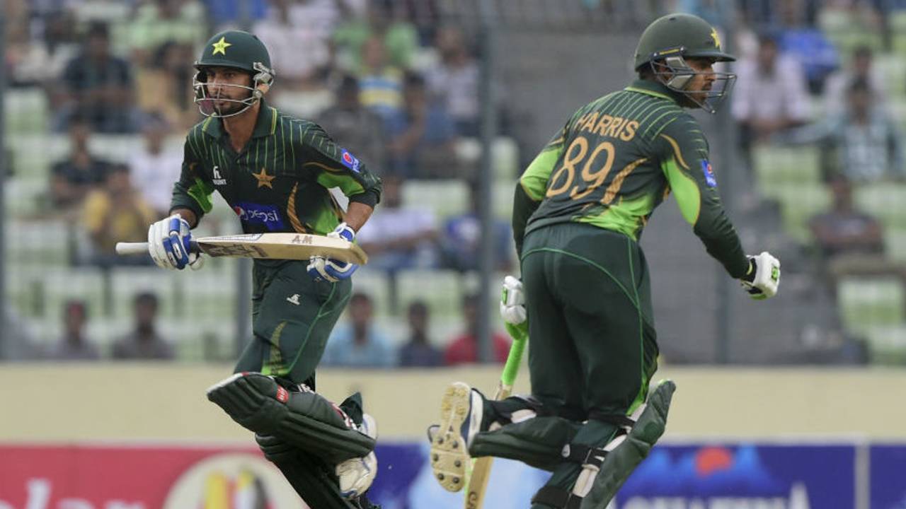 Saad Nasim and Haris Sohail run a single, Bangladesh v Pakistan, 2nd ODI, Mirpur, April 19, 2015