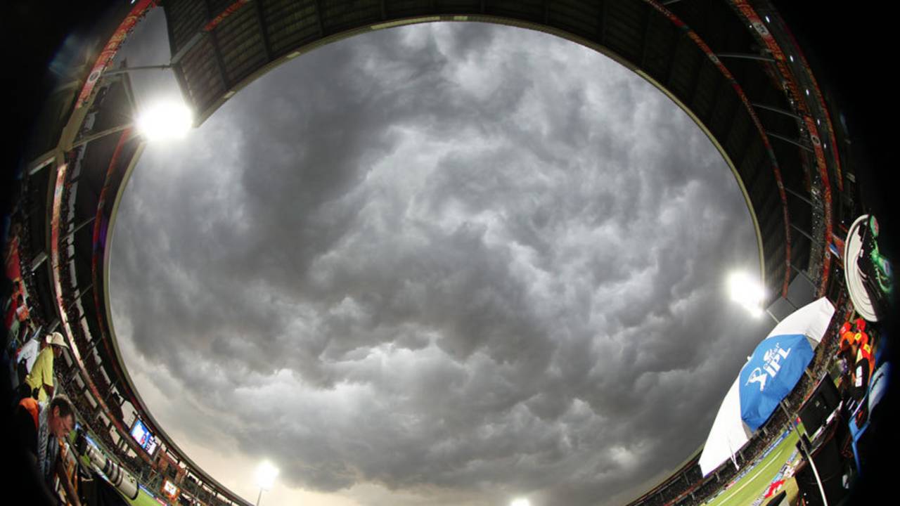 Dark clouds descend on Visakhapatnam, Sunrisers Hyderabad v Kolkata Knight Riders, IPL 2015, Vizag, April 22, 2015
