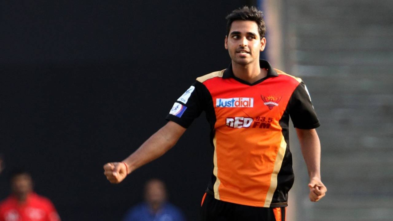 Bhuvneshwar Kumar struck twice in two balls in the last over, Mumbai Indians v Sunrisers Hyderabad, IPL 2015, Mumbai, April 25, 2015