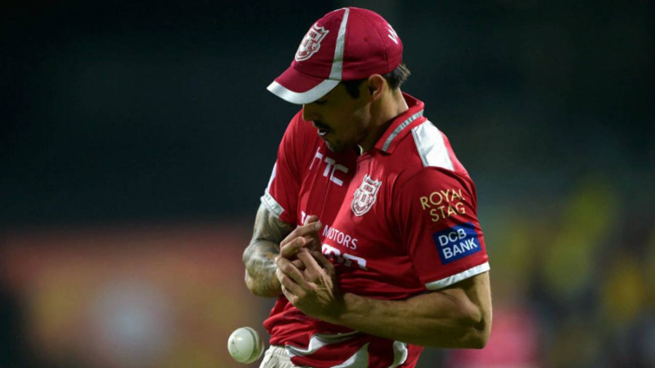 Mitchell Johnson fails to hold on to a catch, Chennai Super Kings v Kings XI Punjab, IPL 2015, Chennai, April 25, 2015