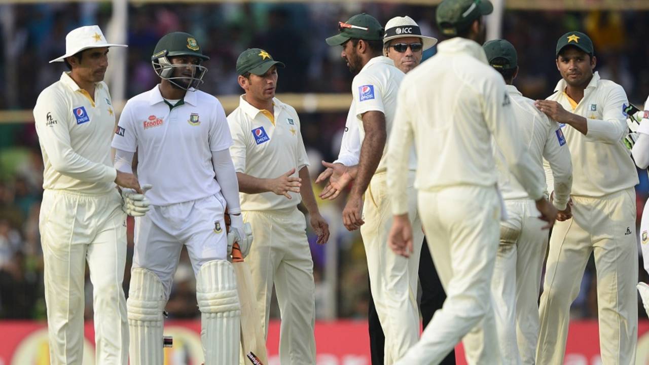 The players shake hands after calling it a draw, 1st Test, Khulna, 5th day, May 2, 2015