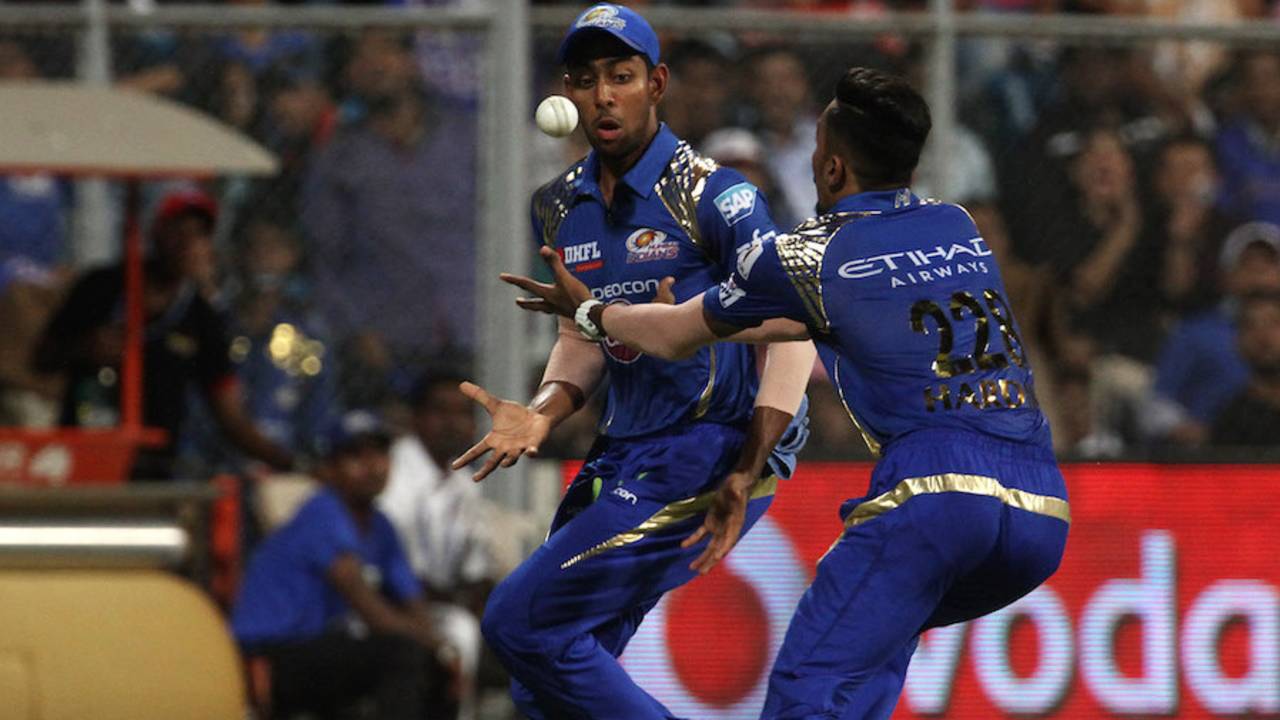 Levitation trick: J Suchith and Hardik Pandya make mess of a catch, Mumbai Indians v Delhi Daredevils, IPL 2015, Mumbai, May 5, 2015