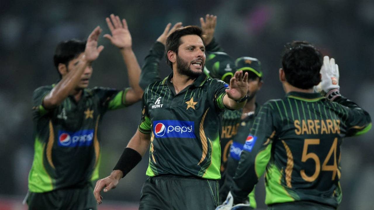 Shahid Afridi celebrates a wicket with his team-mates, Pakistan v Zimbabwe, 1st T20, Lahore, May 22, 2015