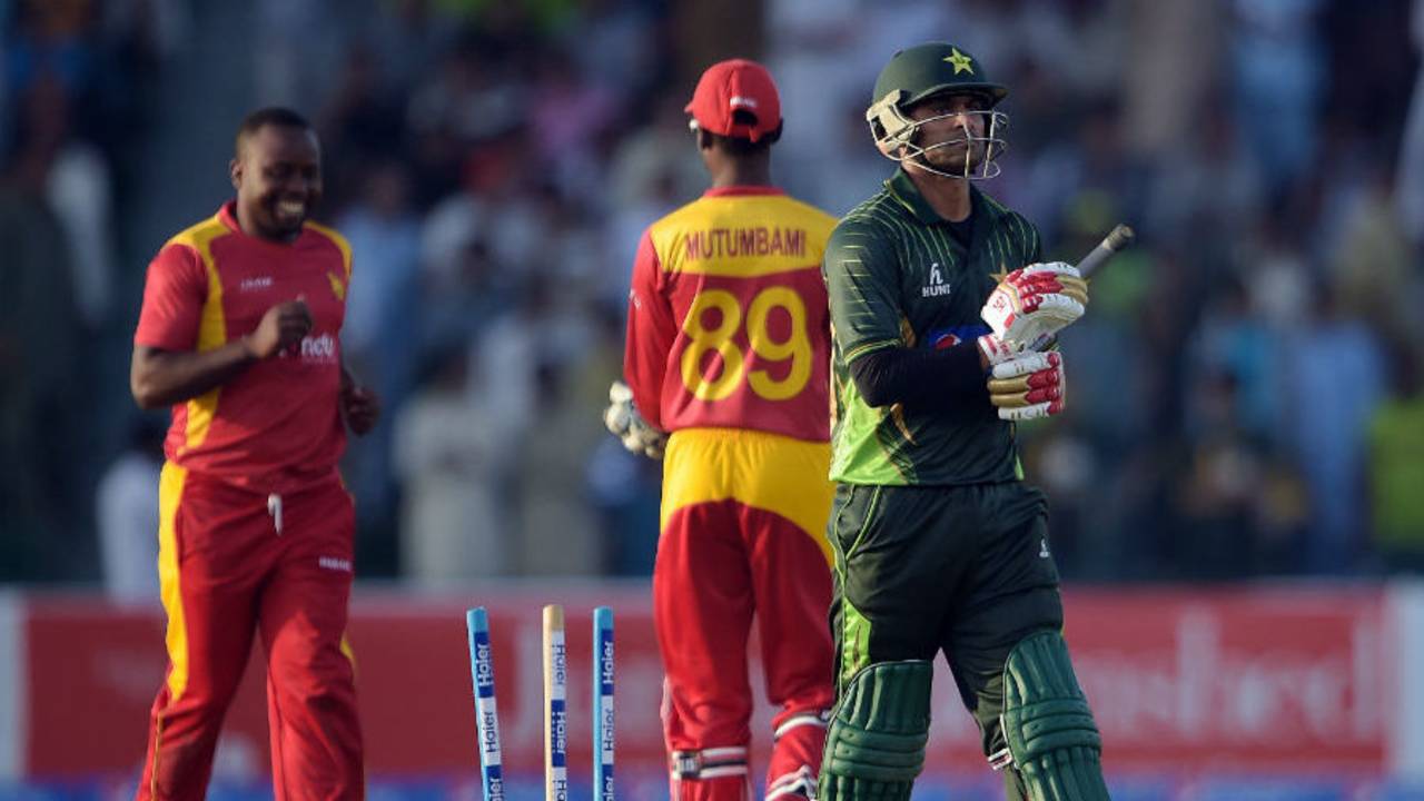 Mohammad Hafeez walks back after being dismissed by Prosper Utseya, Pakistan v Zimbabwe, 1st ODI, Lahore, May 26, 2015