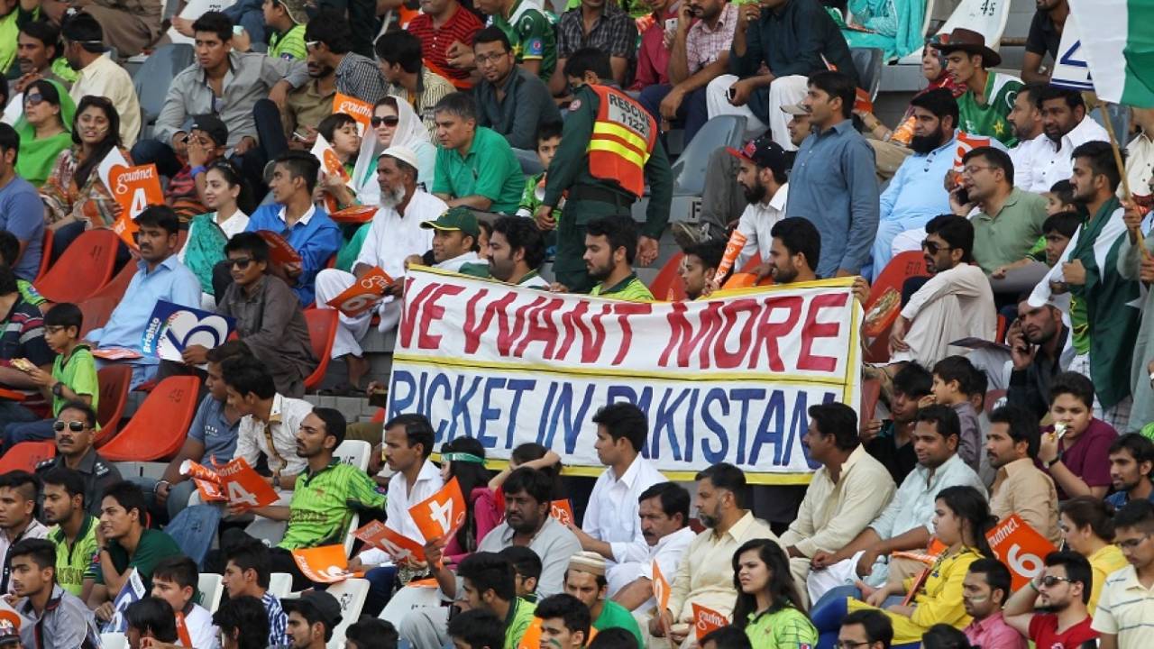 Pakistan fans make their intentions loud and clear, Pakistan v Zimbabwe, 2nd ODI, Lahore, May 29, 2015
