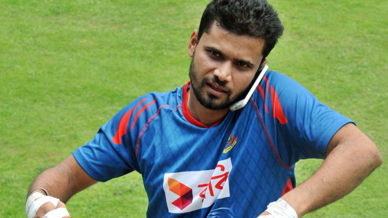 Mashrafe Mortaza suffered skin lacerations on his hands after avoiding an accident, Mirpur, June 4, 2015