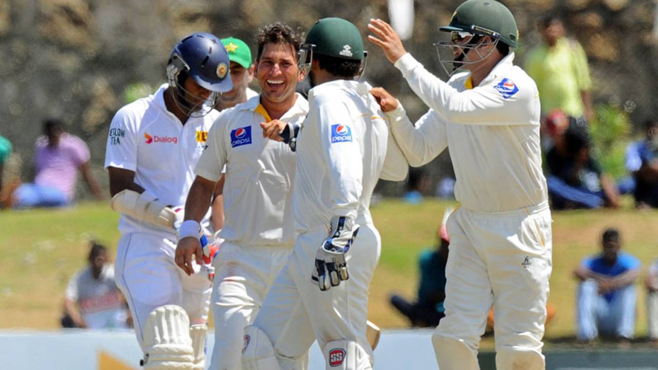 Yasir Shah celebrates Dimuth Karunaratne's wicket with his team-mates, 1st Test, Galle, 5th day, June 21, 2015