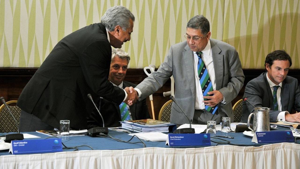 N Srinivasan congratulates Zaheer Abbas, Barbados, June 25, 2015