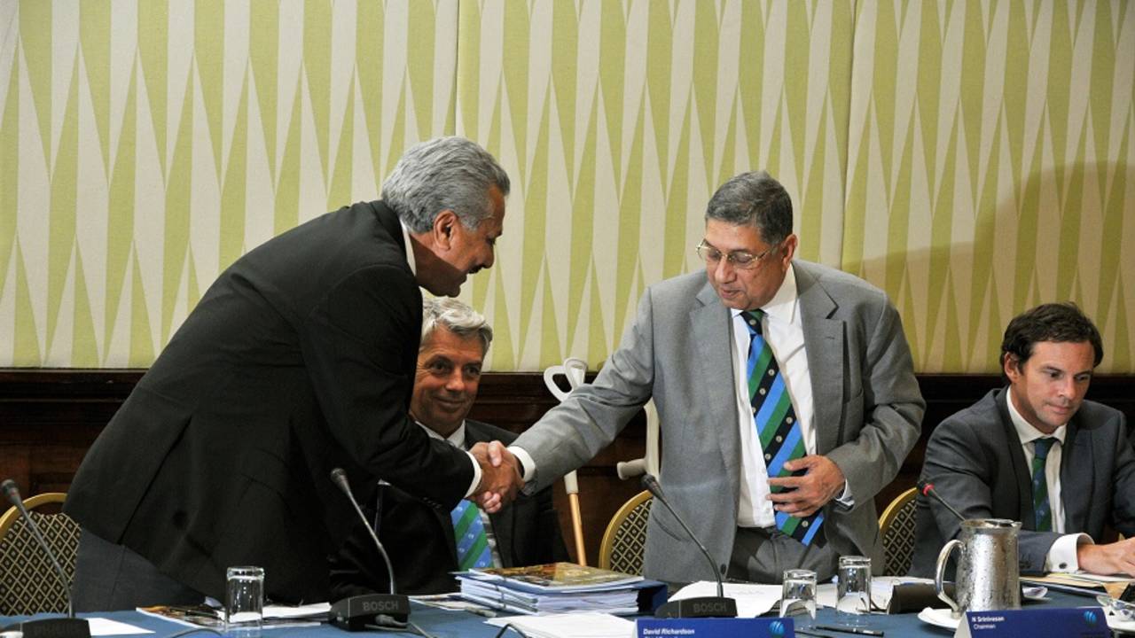 N Srinivasan congratulates Zaheer Abbas, Barbados, June 25, 2015