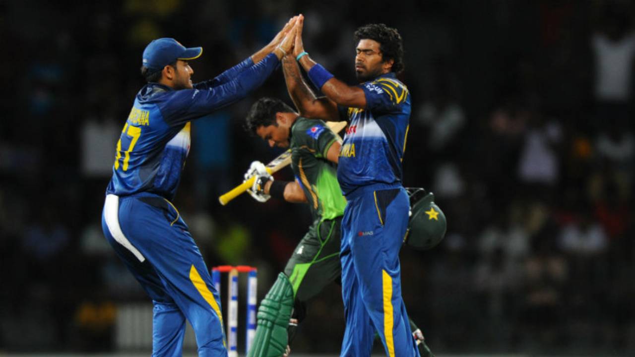 Lasith Malinga celebrates as a livid Azhar Ali walks back, Sri Lanka v Pakistan, 4th ODI, Colombo