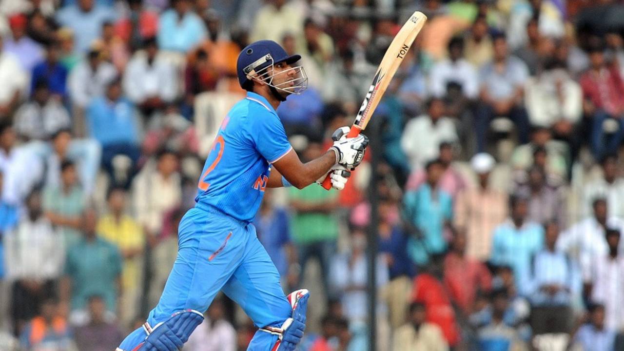 Gurkeerat Singh takes the aerial route, India v Australia, A-team tri-series, final, Chennai, August 14, 2015