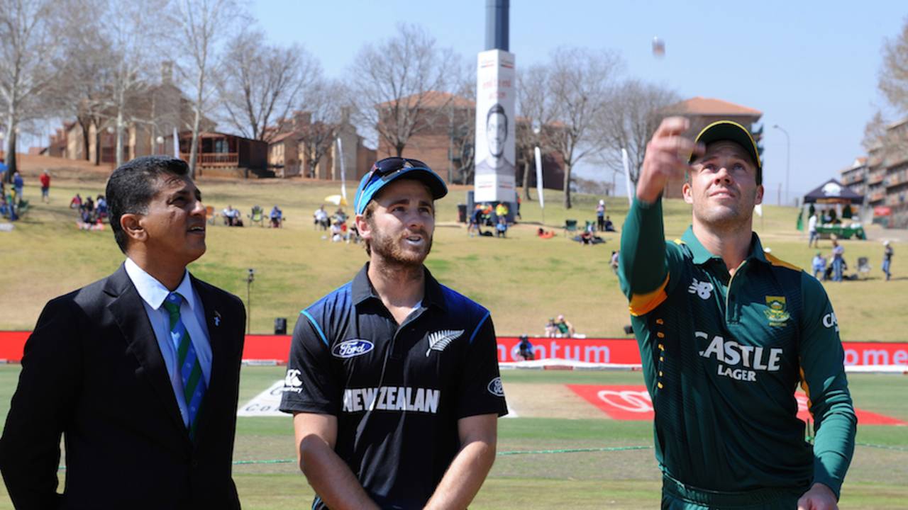 AB de Villiers flips the coin to start the series
