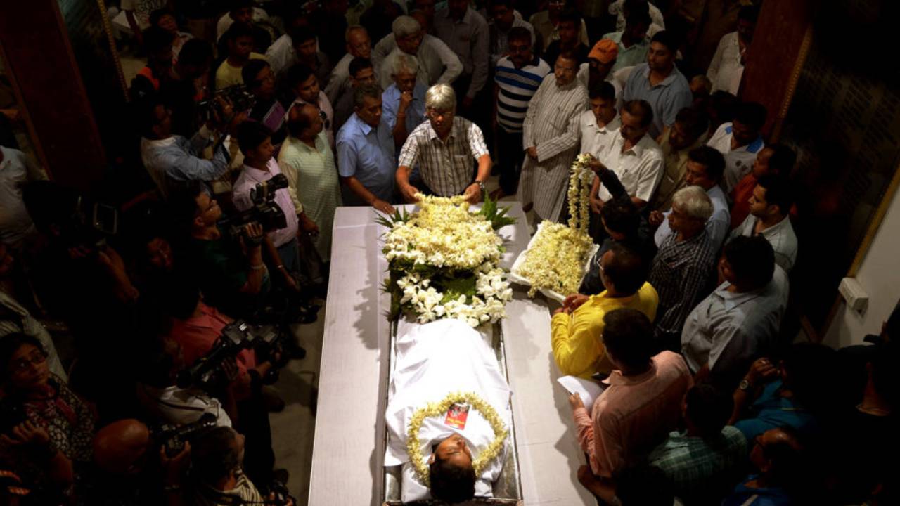 Mourners gather around the body of Ankit Keshri, Kolkata, April 21, 2015