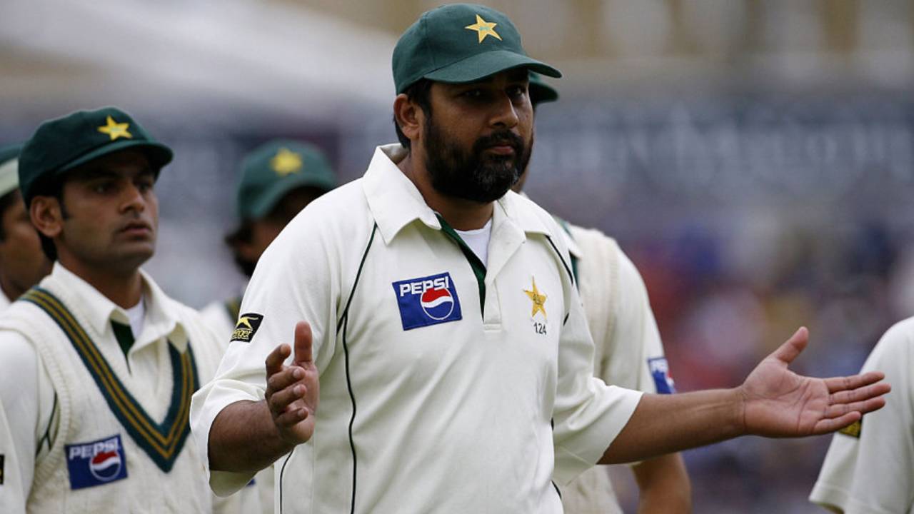 Inzamam-ul-Haq notices the umpires are not coming out, England v Pakistan, 4th Test, The Oval, August 20, 2006