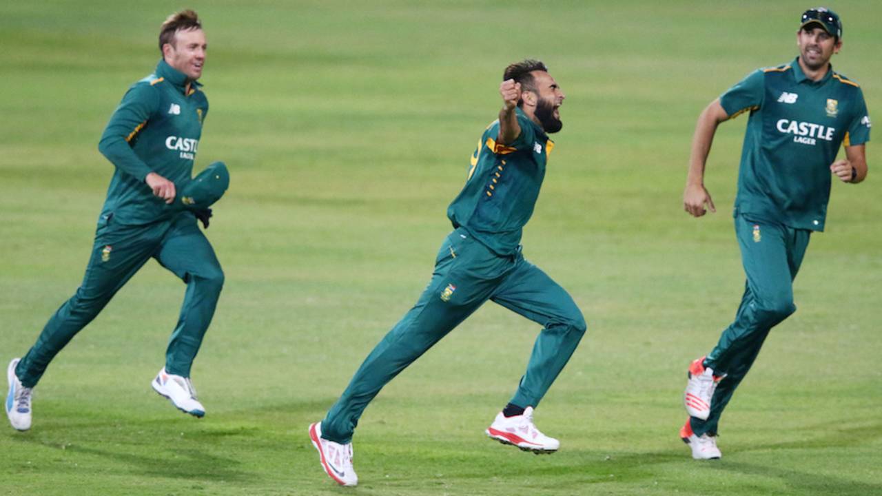 Eyes wide shut: Imran Tahir doesn't look back once he starts running, South Africa v New Zealand, 3rd ODI, Durban, August 26, 2015