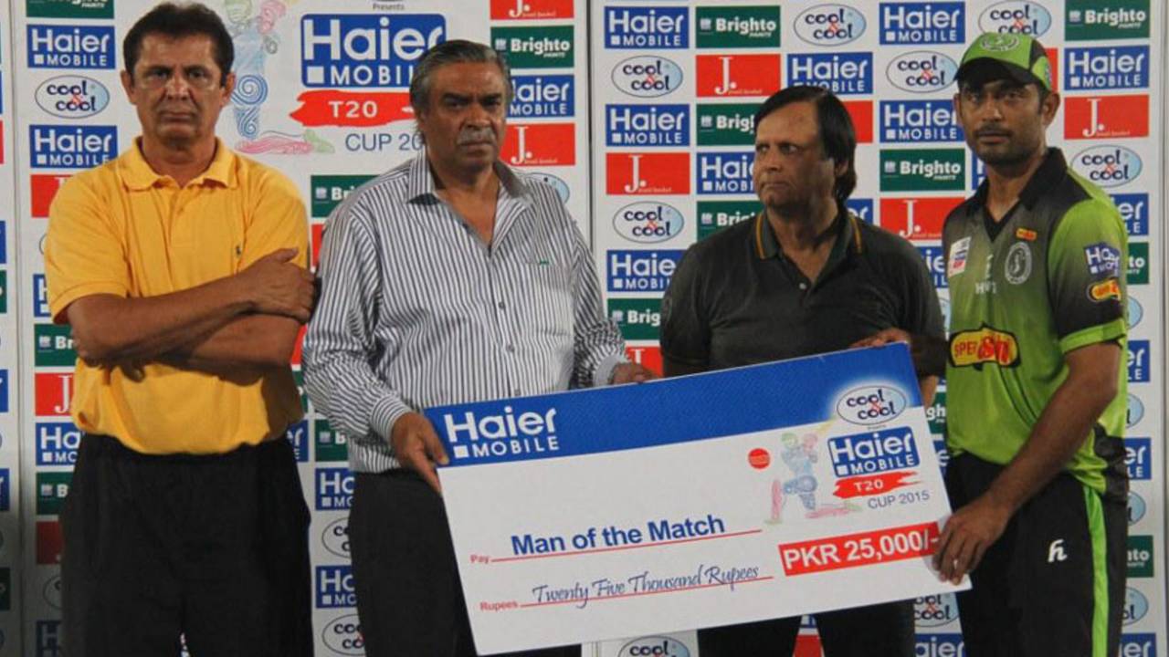 Afaq Raheem receives the Man-of-the-Match award, Faisalabad Region v Islamabad Region, Group B, Haier Mobile T20 Cup, Rawalpindi, September 12, 2015